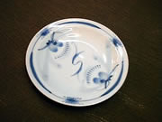 plate with grass pattern in blue